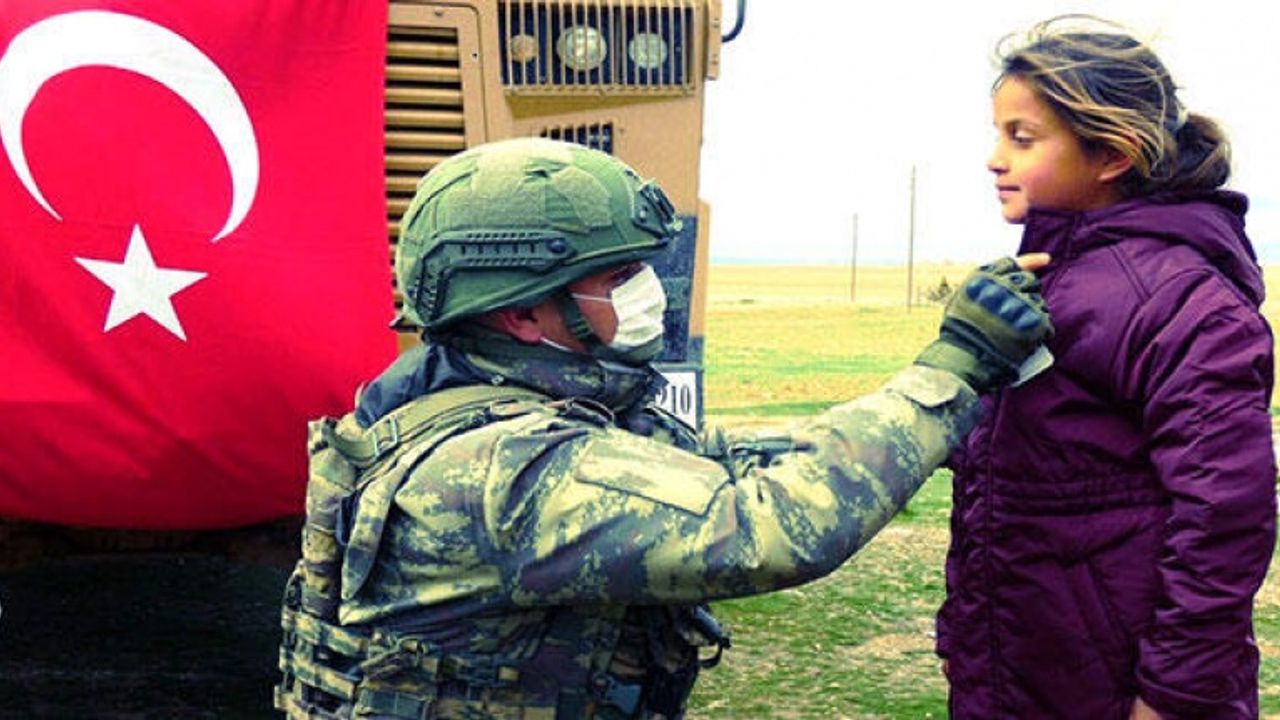 Mehmetçikten Barış Pınarı bölgesine insani yardım