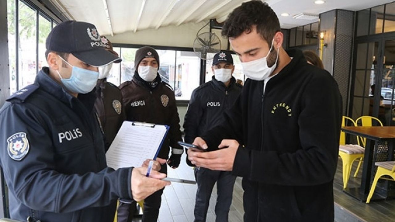 Skandal görüntüler! Küçük kızı tokatlayıp ayağını yıkattı