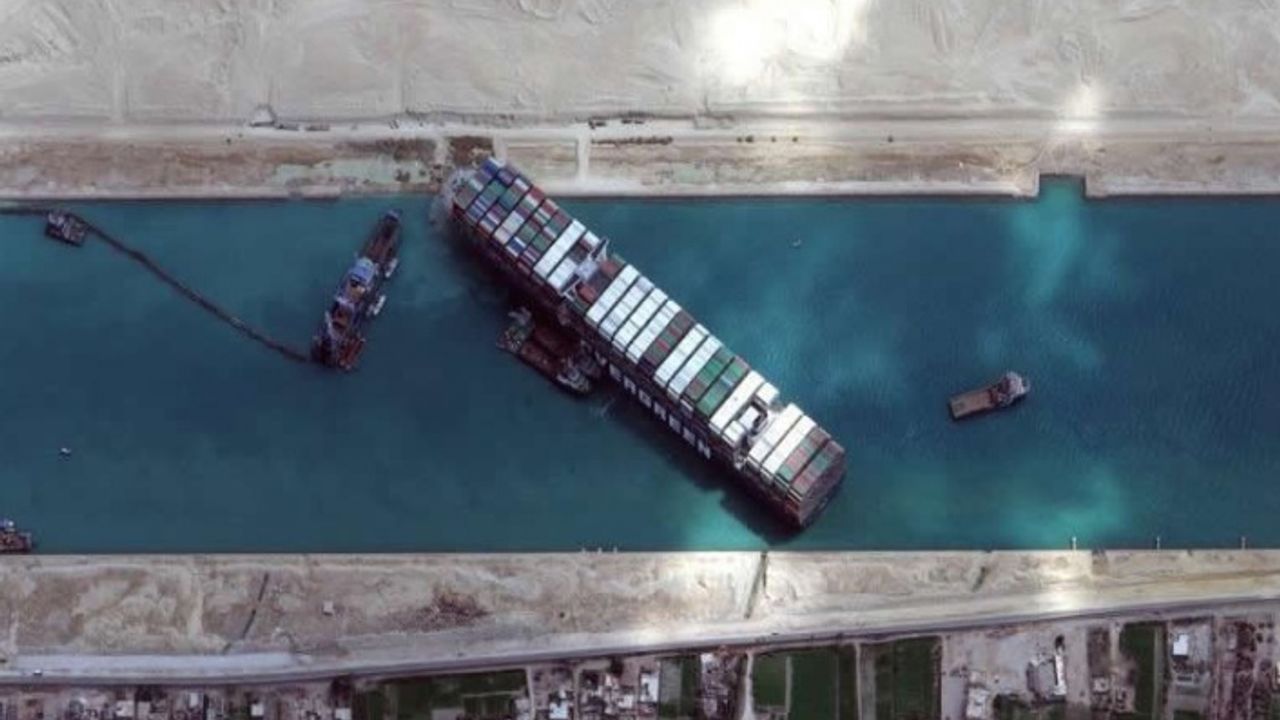 Süveyş Kanalı'nı tıkayan gemi kurtarıldı