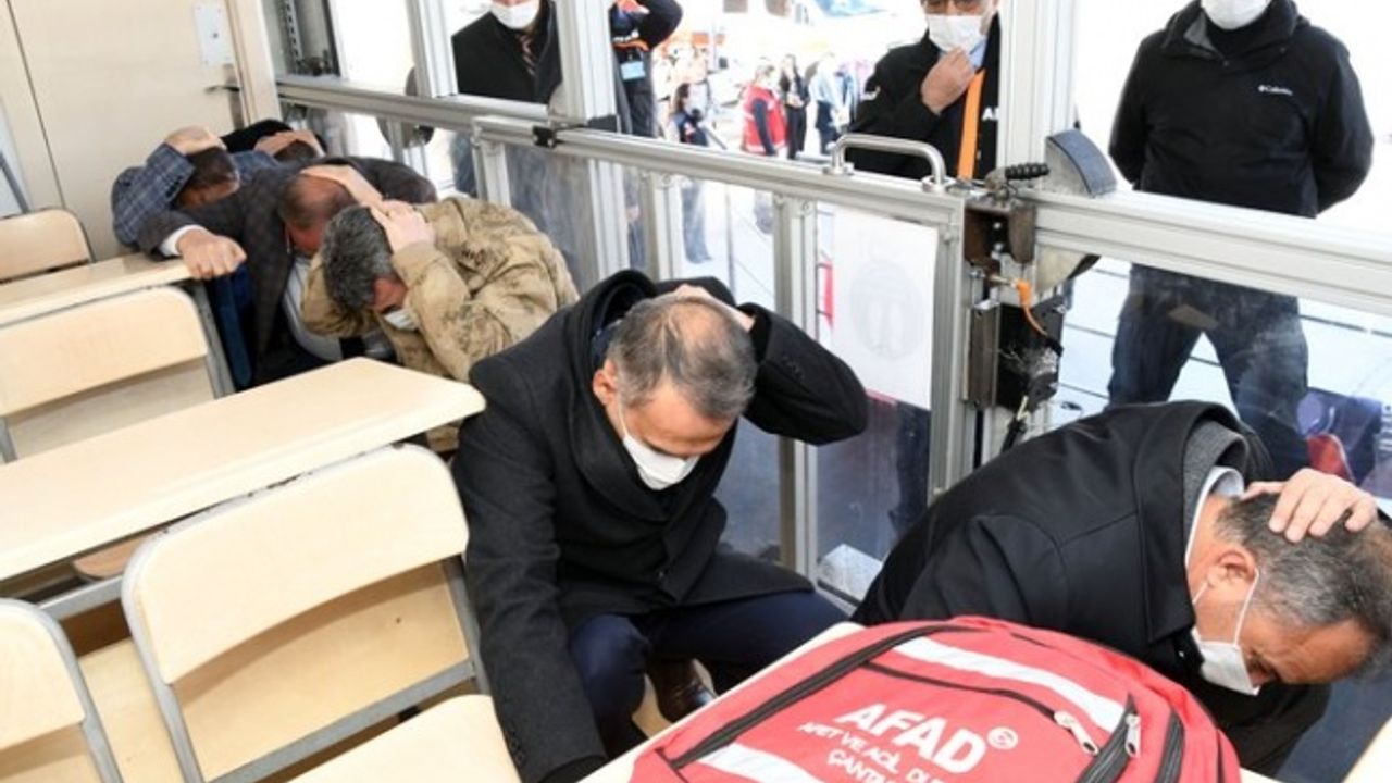 Vali Mahmut Çuhadar neden yere çöktü?