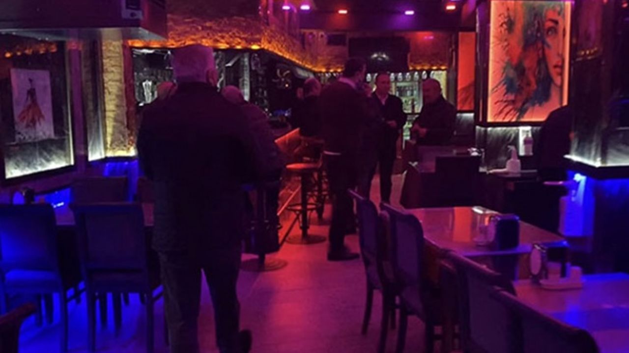 Karantinada olması gereken aşçı pavyonda yemek yaparken yakalandı