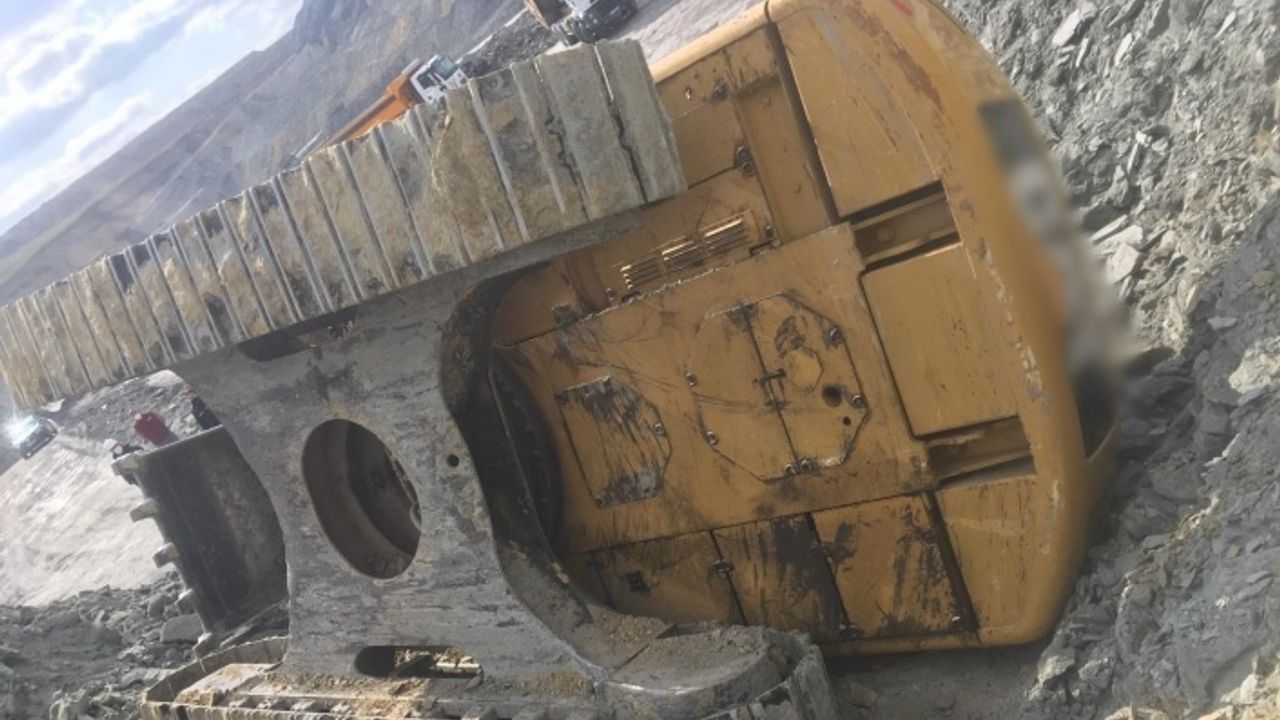 Maden ocağında iş makinesi devrildi, operatör yaralandı