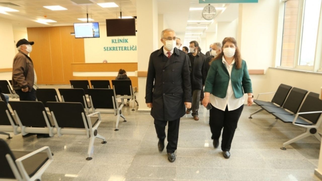 RTEÜ Diş Hekimliği Fakültesi aynı anda 175 kişinin diş tedavisi olabileceği yeni binasına taşındı