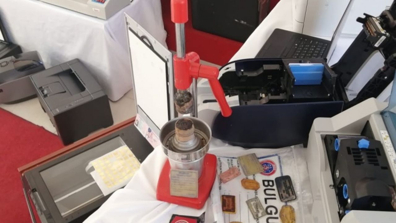 Sahte belgelere aslına yakın olması için portakal sıkacağından mühür basmışlar