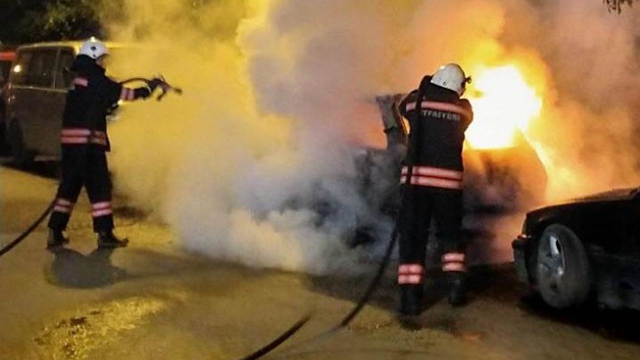 Trabzon'da park halindeki araç alev alev yandı