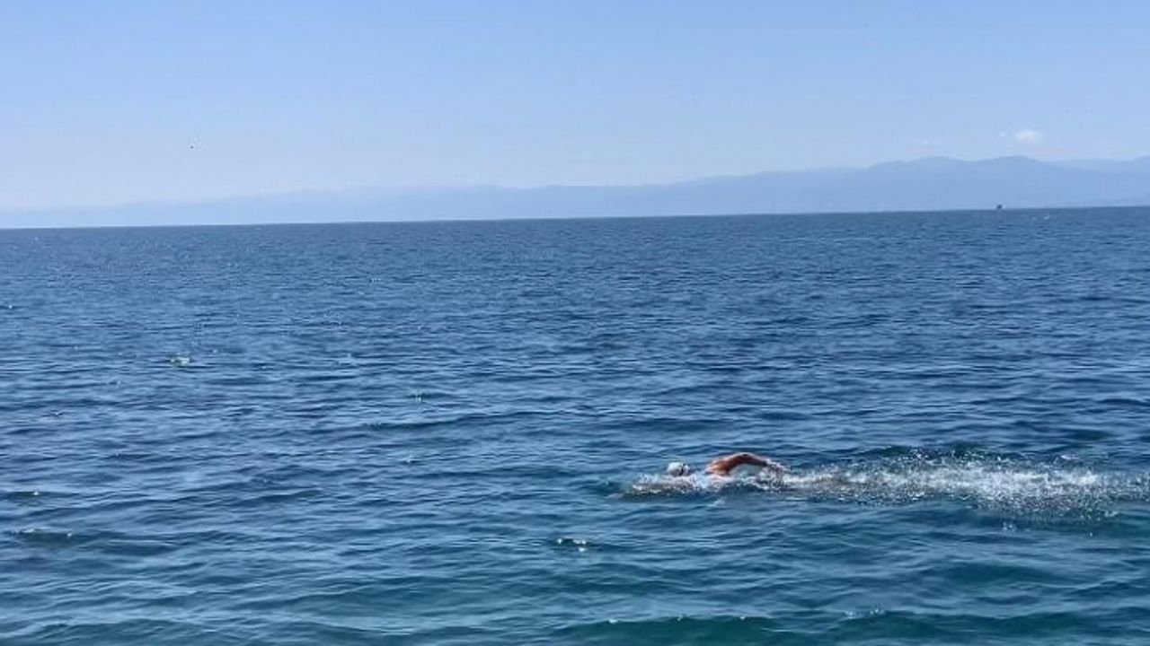 6 kıtada yüzmek üzere yola çıkan Türk yüzücü Sinop’ta da sprint triatlon yaptı