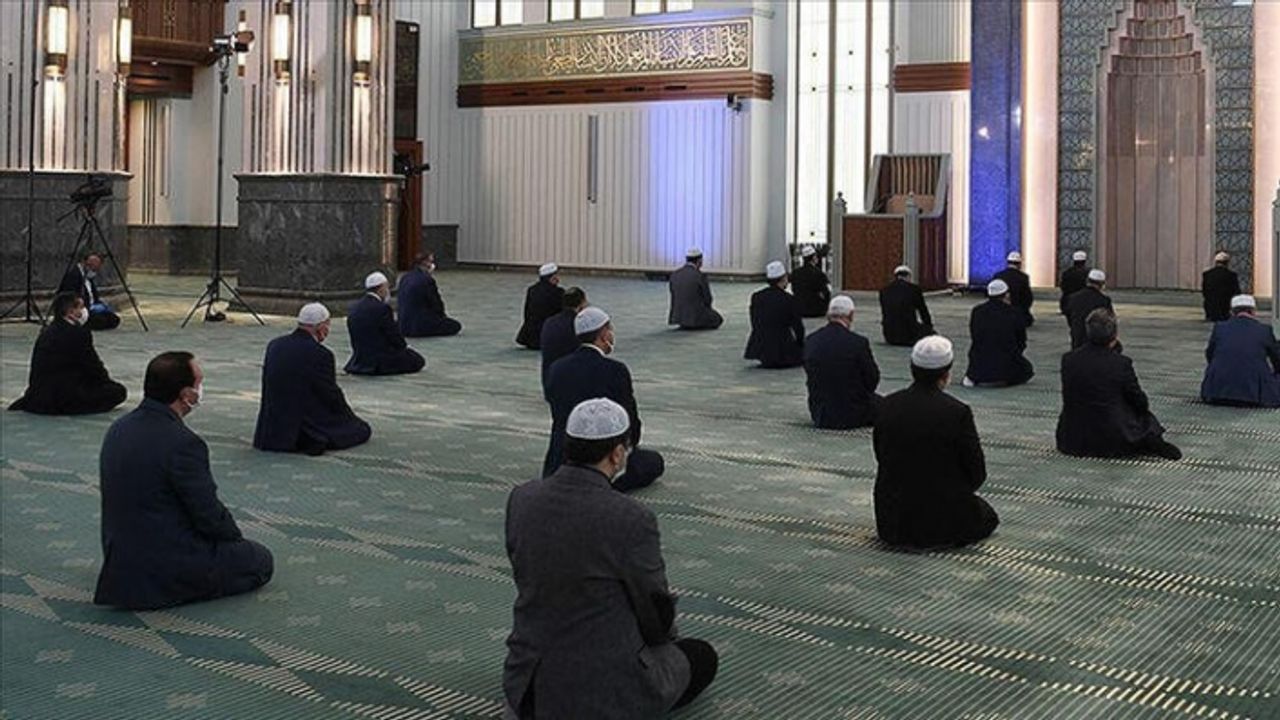 Diyanet'ten bayram namazına izin çıktı! İşte il il namaz saatleri
