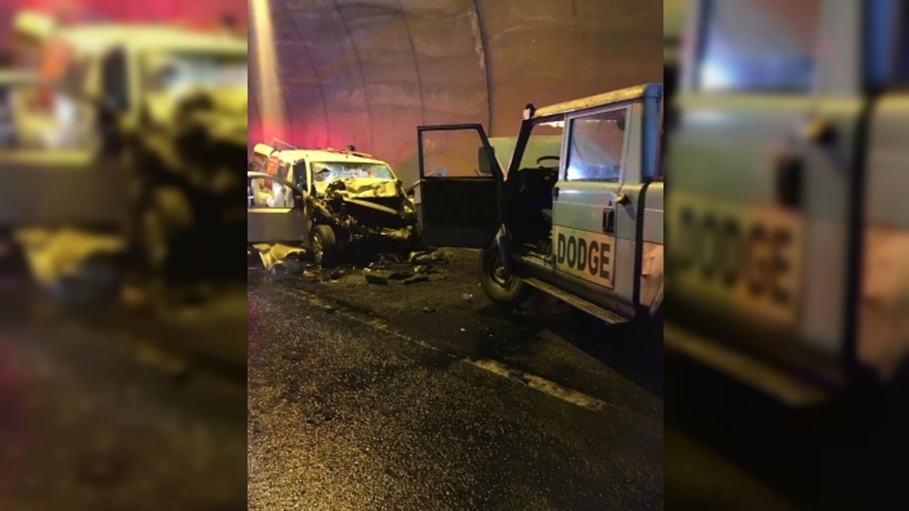 Giresun’da tünel içinde iki araç kafa kafaya çarpıştı: 2 ölü, 2 yaralı