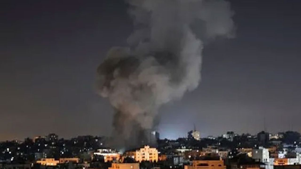 İsrail Gazze'de bakanlıkların bulunduğu binayı bombaladı!