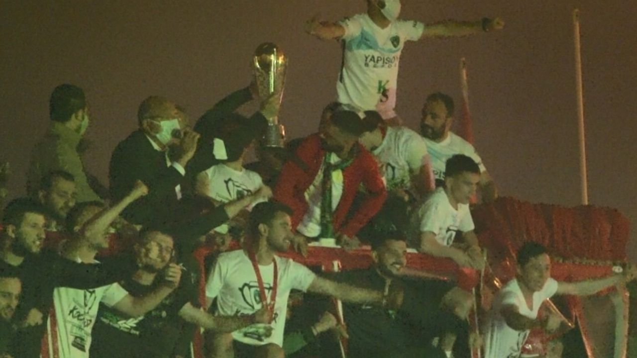 Kocaelispor şampiyonluk kupası ile şehir turu attı