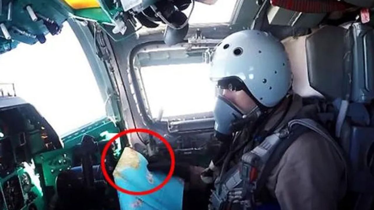 Rus savaş pilotunun elindeki harita dikkat çekti