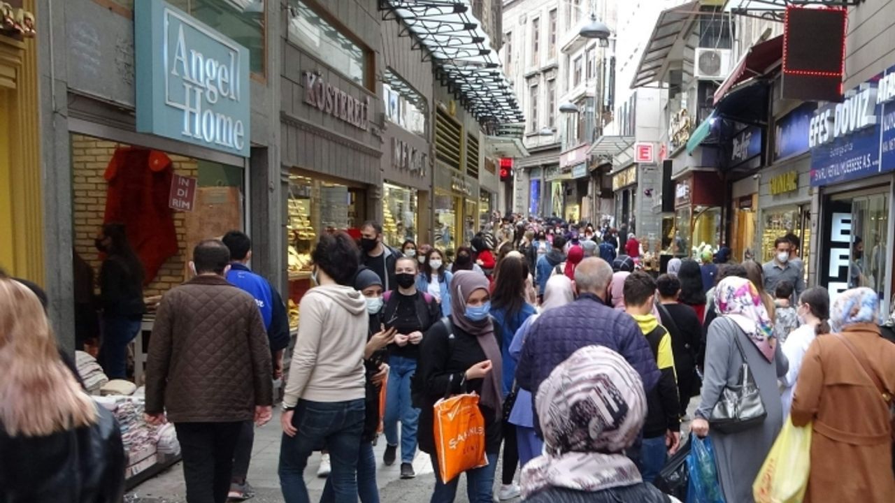 Trabzon’da kademeli normalleşmenin ilk gününde şehir merkezinde adım atacak yer kalmadı