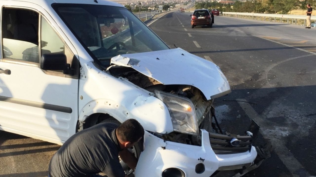 Hafif ticari araç ile otomobil çarpıştı: 5 yaralı