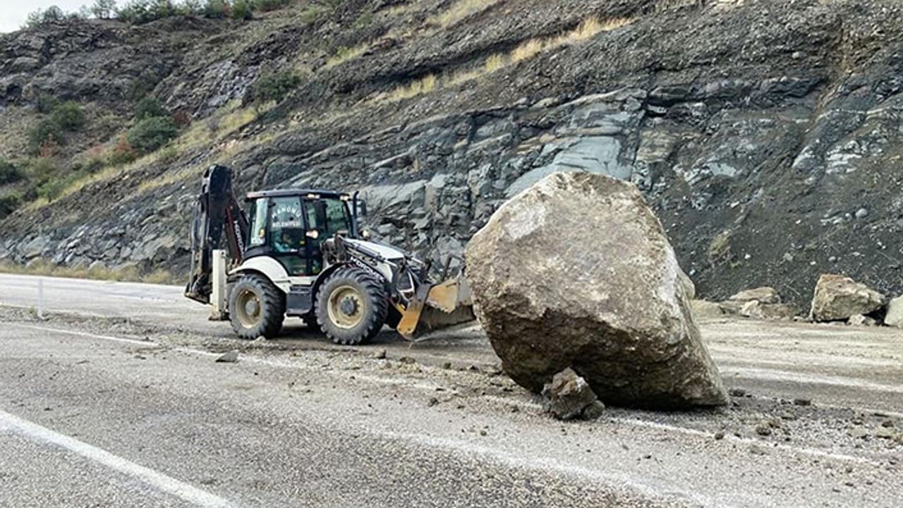 20 metre yükseklikten düşen kayalar karayolunu trafiğe kapattı