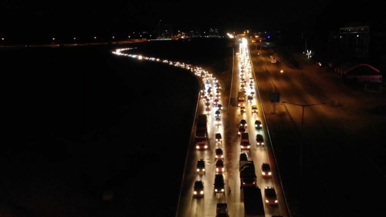 43 ilin geçiş güzergâhında trafik kilit: Yoğunluk havadan görüntülendi