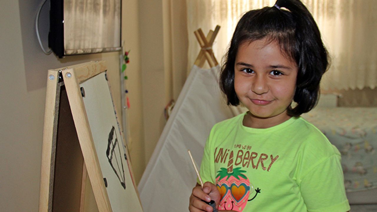 6 yaşındaki Zeynep kumbarasını yangınzedeler için bağışladı