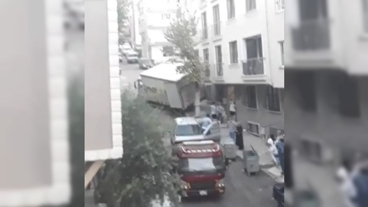 Bursa’da freni patlayan kamyon 3 aracı biçtikten sonra evin duvarına çarptı