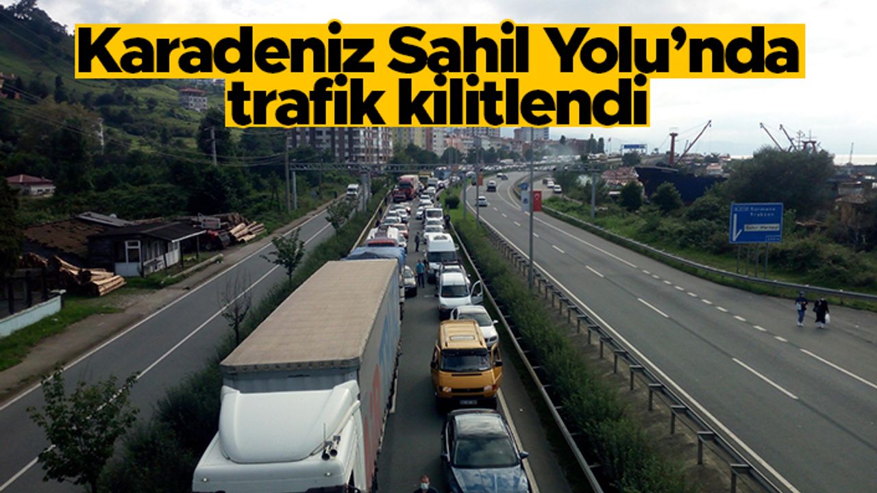 Çöp kamyonu kaza yaptı; Karadeniz Sahil Yolu kilitlendi