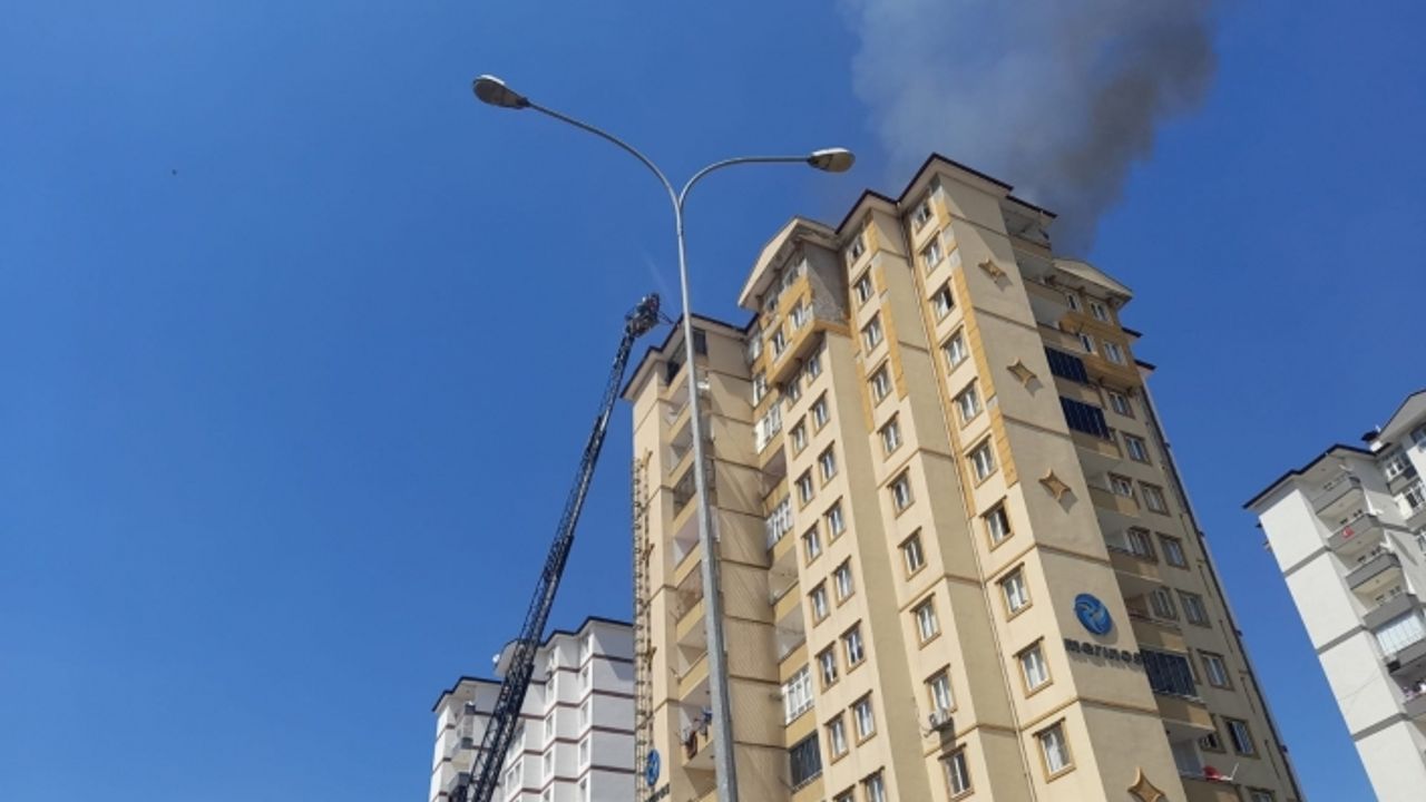 Gaziantep’te 11 katlı binanın çatı katında yangın