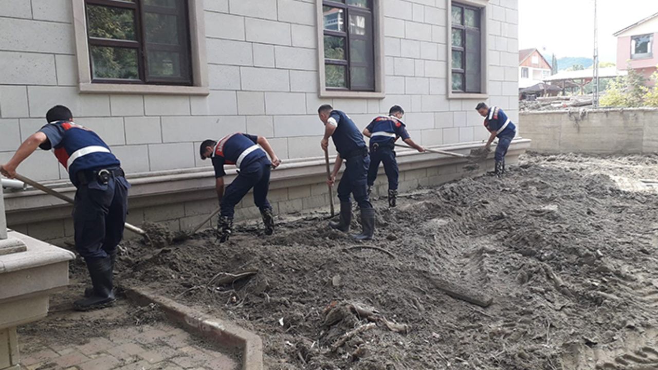 Jandarma ekipleri, selden etkilenen camiyi temizledi