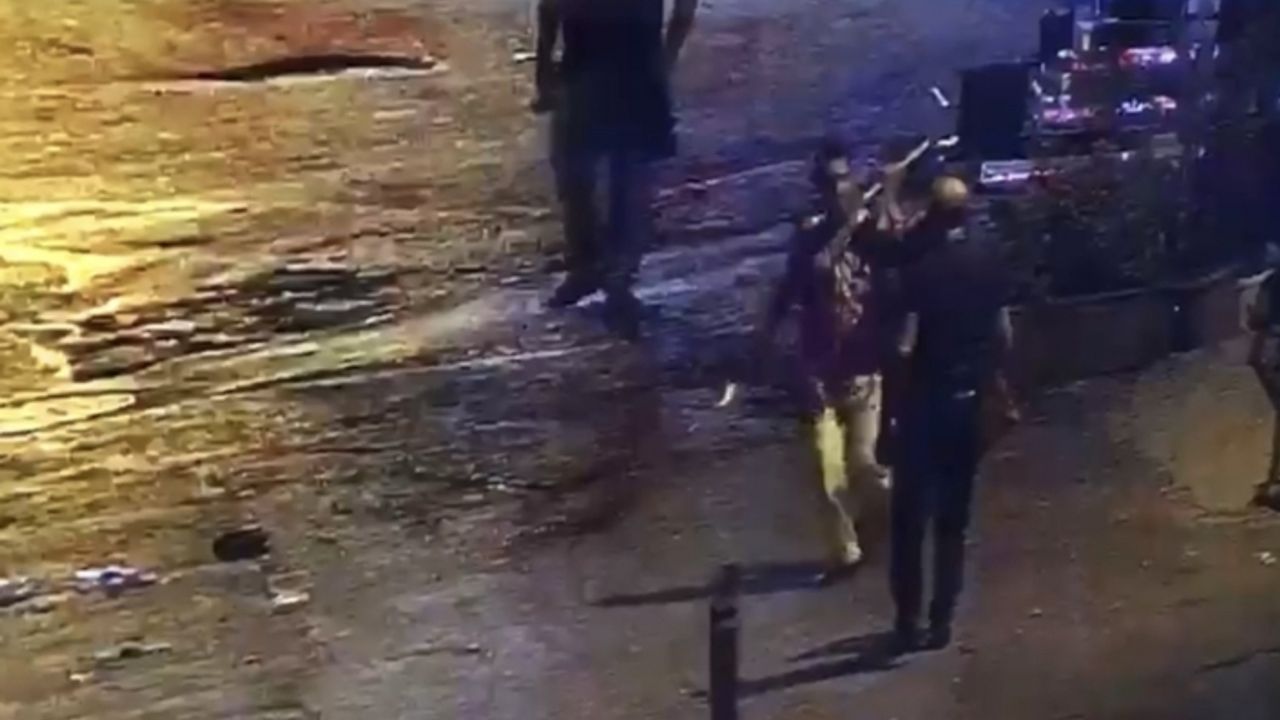 İstanbul’da alkollü şahısların “kılıç kalkan oyunu” gibi bıçaklı kavgası kamerada