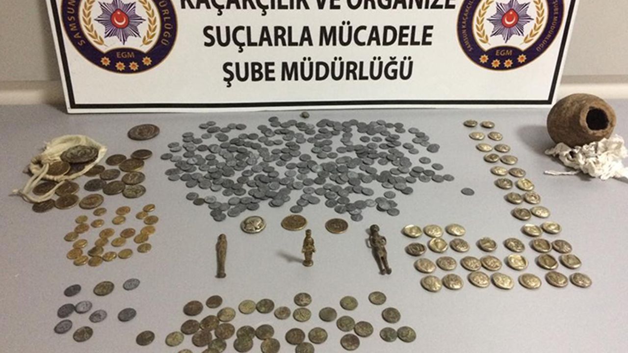 Şüpheli araçtan 429 adet sikke ve 3 adet heykel ele geçirildi