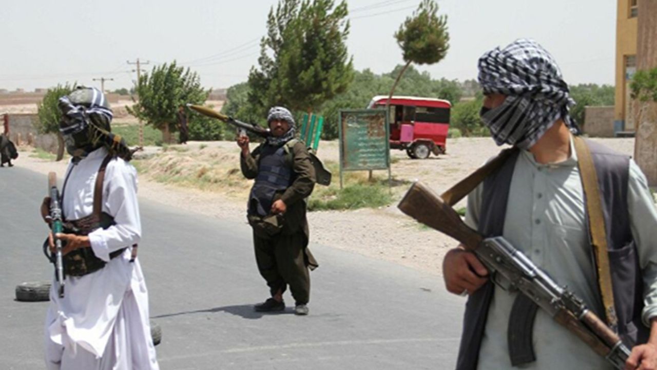 Taliban, Afganistan'da iki vilayetin merkezini daha ele geçirdi