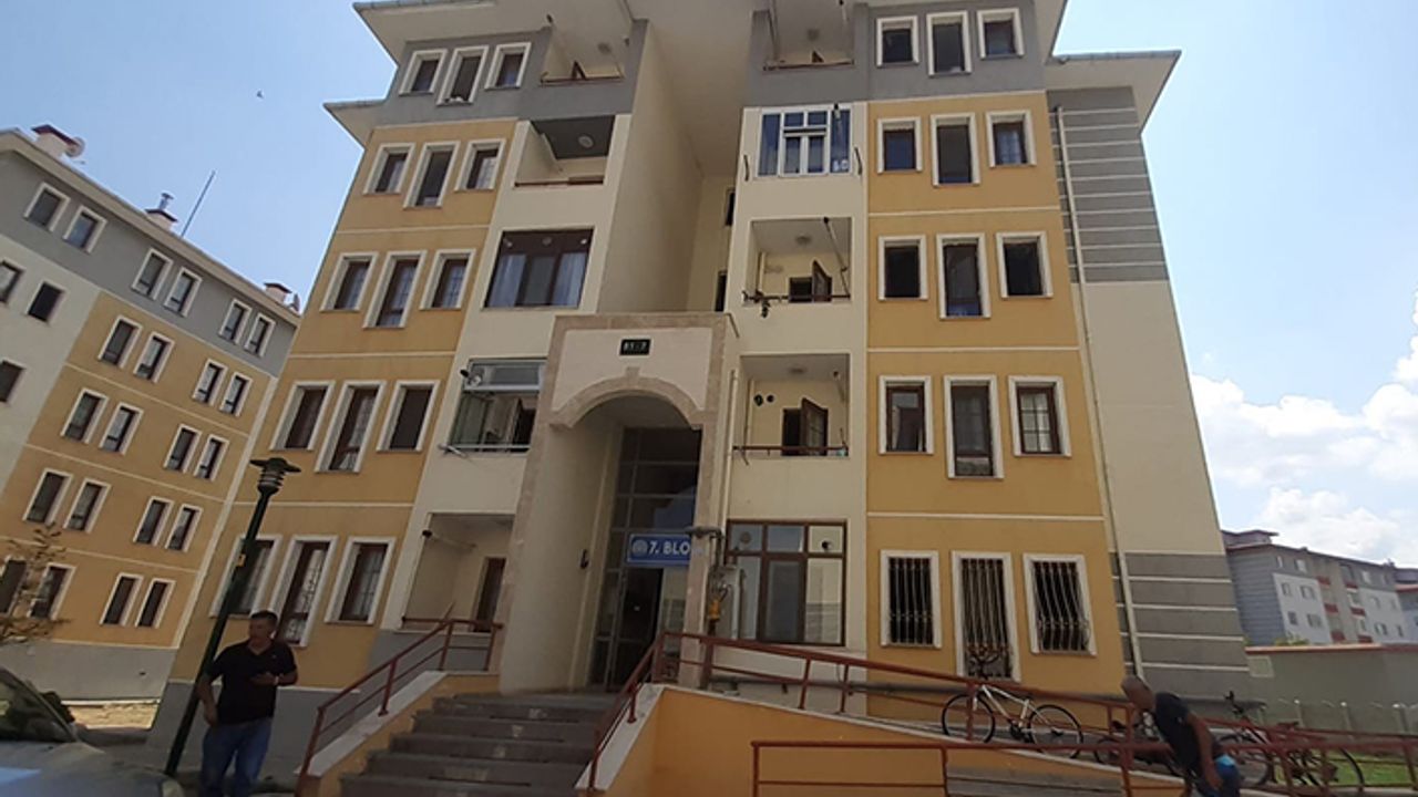 Anne ve 2 yaşındaki kızının 4. kattan atladığı yangınla ilgili site yönetimi müteahhidi suçladı