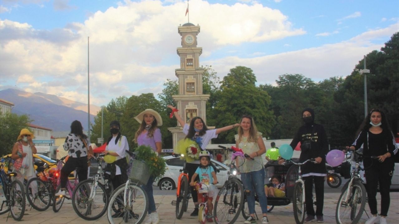 Erzincan’da ’Süslü Kadınlar Bisiklet Turu’ düzenlendi