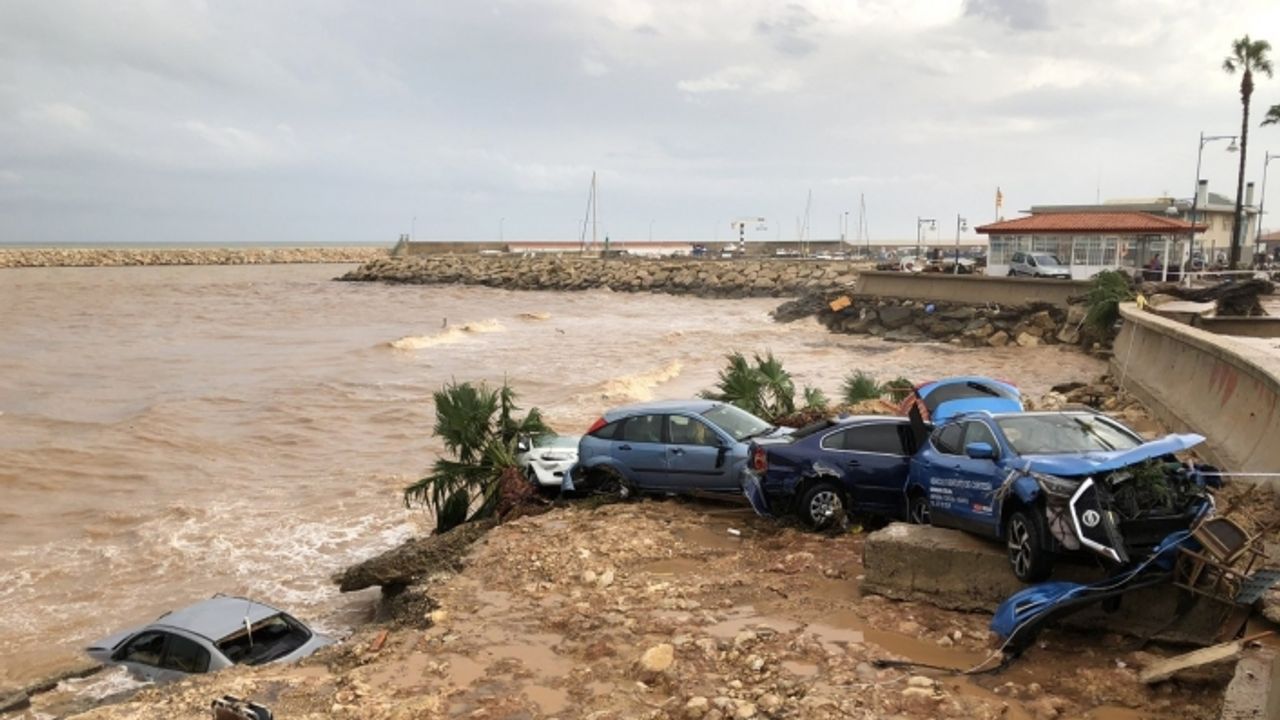 İspanya’da sel suları araçları denize sürükledi, 5 bin ev elektriksiz kaldı