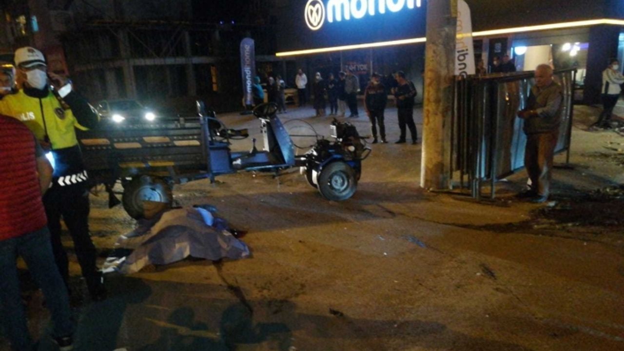 Kaldırıma çarpan patpat takla attı: 1 ölü, 2 yaralı