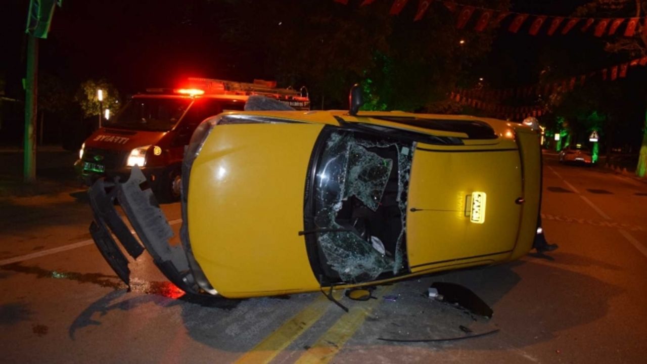 Malatya’da ticari araç yan yattı, sürücü araçta sıkıştı