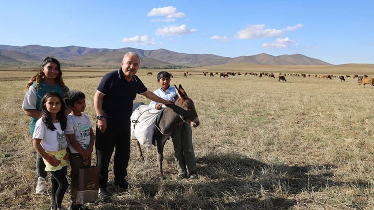 Ordu Büyükşehir Belediye Başkanı Güler, Bayburt’ta tırpan sallayıp, halaya katıldı
