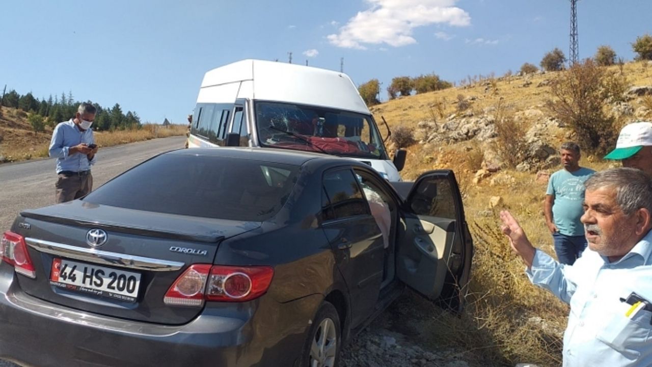 Otomobil ile minibüs çarpıştı: 11 yaralı
