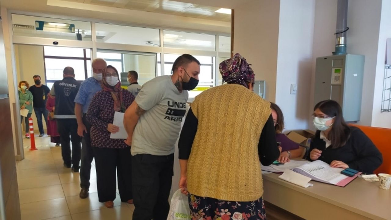 PCR kararının ardından aşı yaptırmak için hastaneye akın ettiler