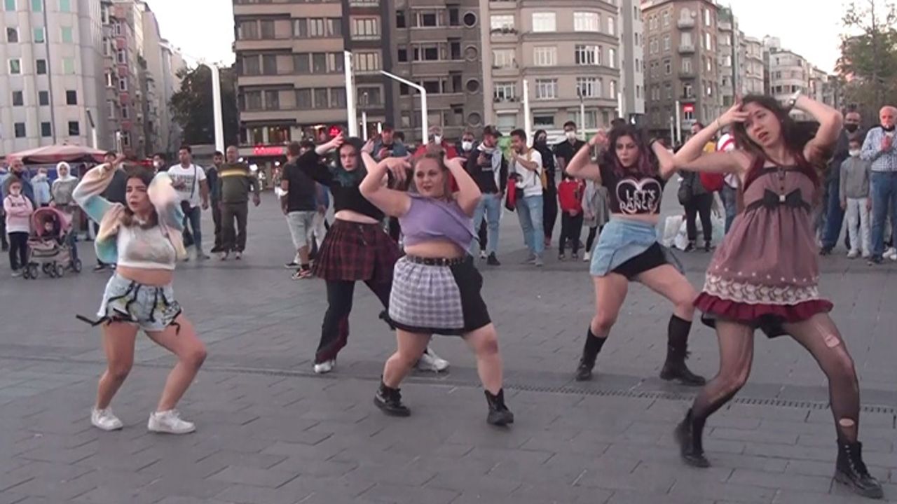 Taksim’de dans eden youtuberlara vatandaştan yoğun ilgi
