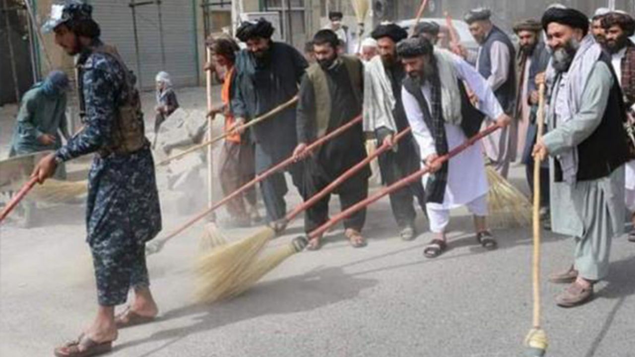 Taliban'ın ilk icraatı - Süpürgeyi alan sokağa koştu