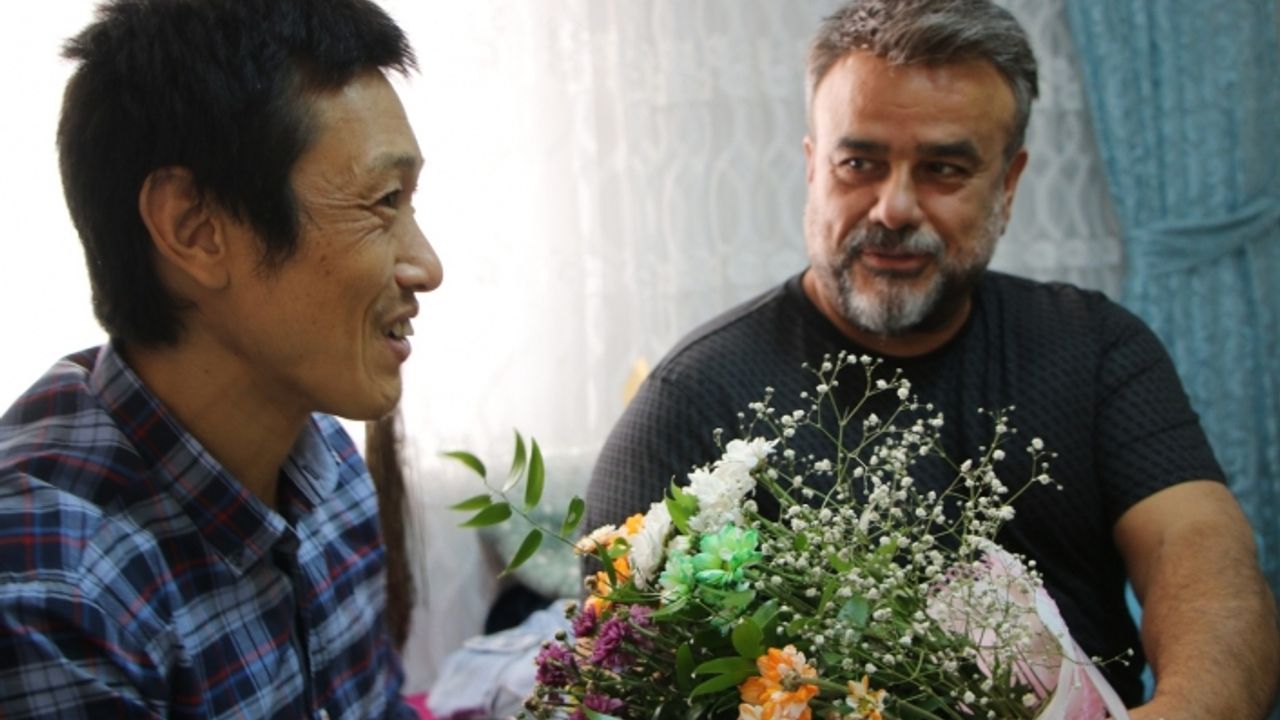 Ünlü sanatçı Bülent Serttaş, Elazığlı ailenin evinde misafir ettiği Japon turisti ziyaret etti