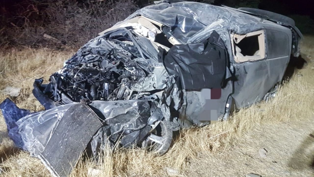 Virajı alamayan minibüs takla attı 1 ölü Haberlobi