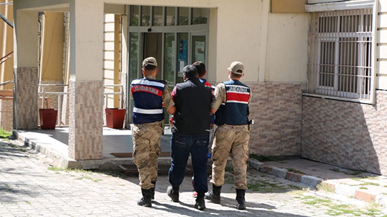 İçişleri Bakanlığı: “Interpol tarafından kırmızı bültenle aranan örgüt mensubu teslim oldu”