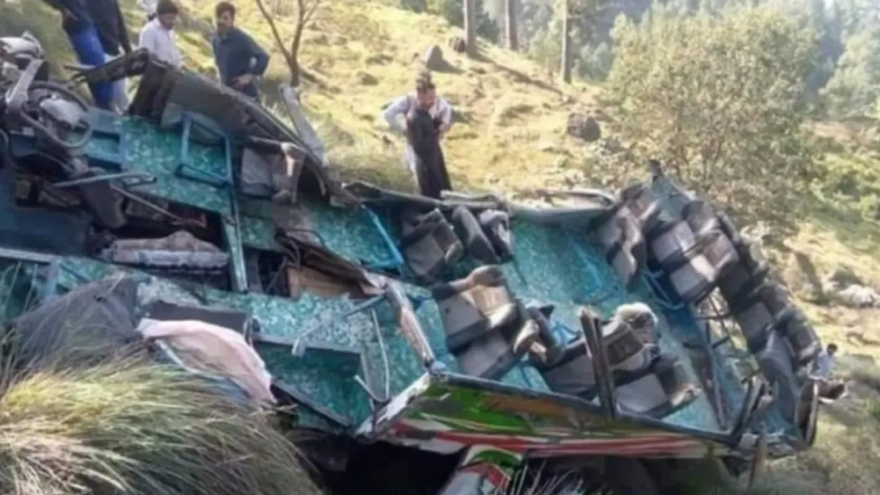 Pakistan’da otobüs vadiye düştü: 23 ölü