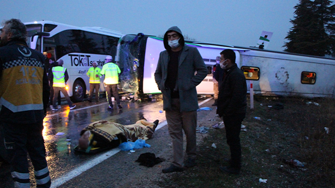 Amasya'da kayganlaşan yolda korkunç kaza: 2 ölü, 24 yaralı