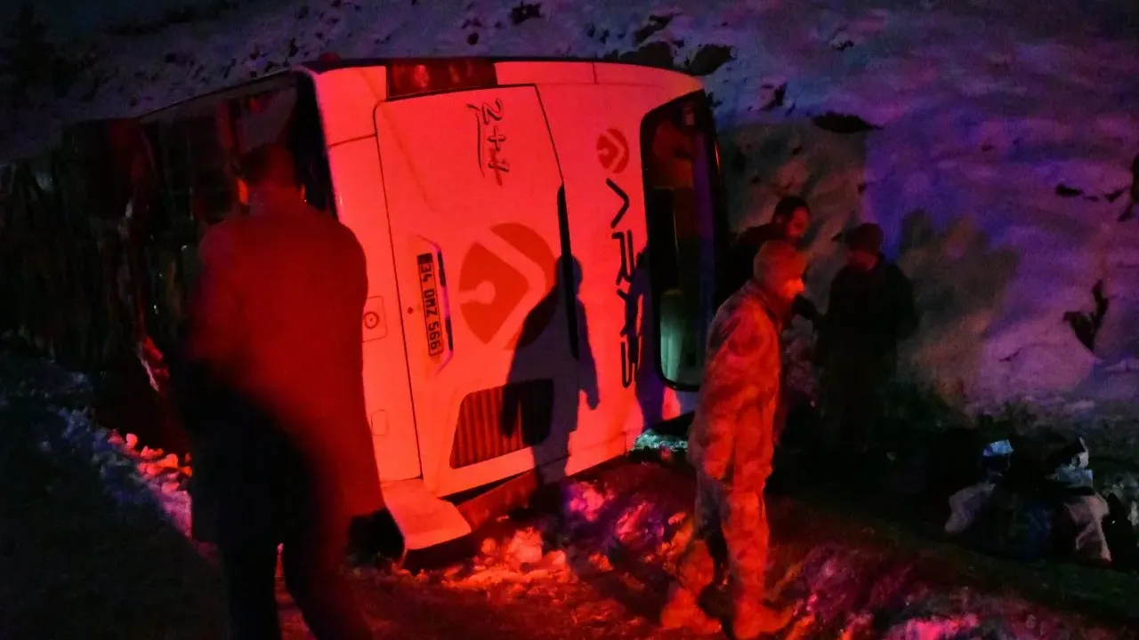 Kars-Erzurum karayolunda yolcu otobüsü devrildi: 3 kişi öldü, 3'ü ağır 10 kişi yaralandı
