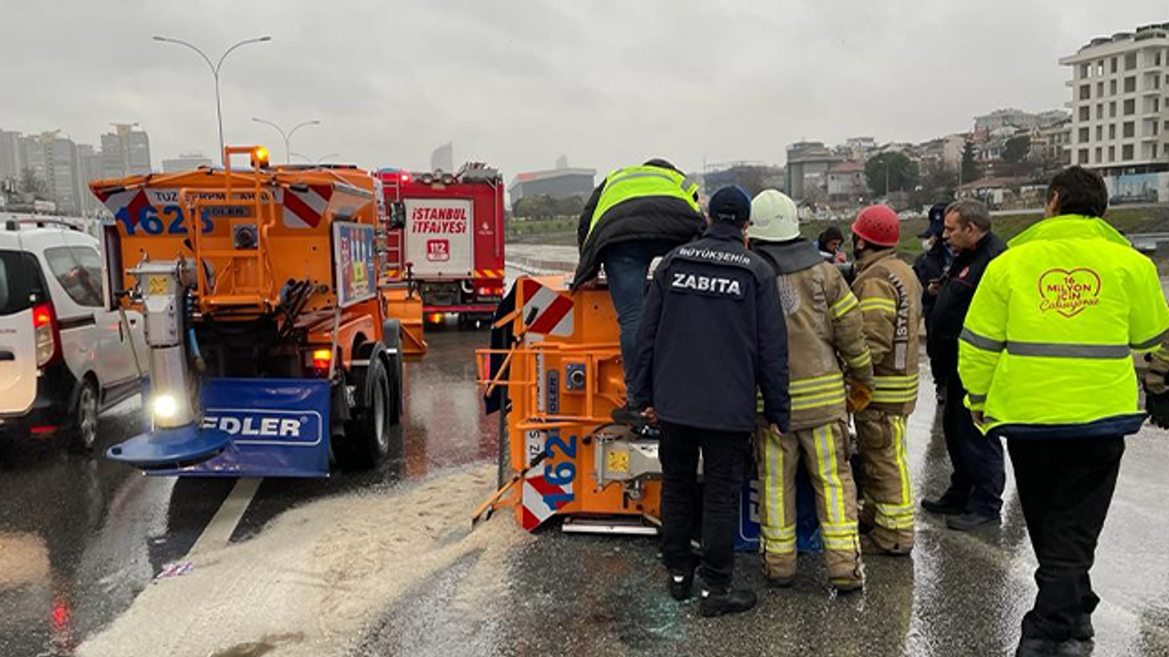 Kadıköy'de devrilen, İBB’ye bağlı kar küreme aracının sürücüsü alkollü çıktı