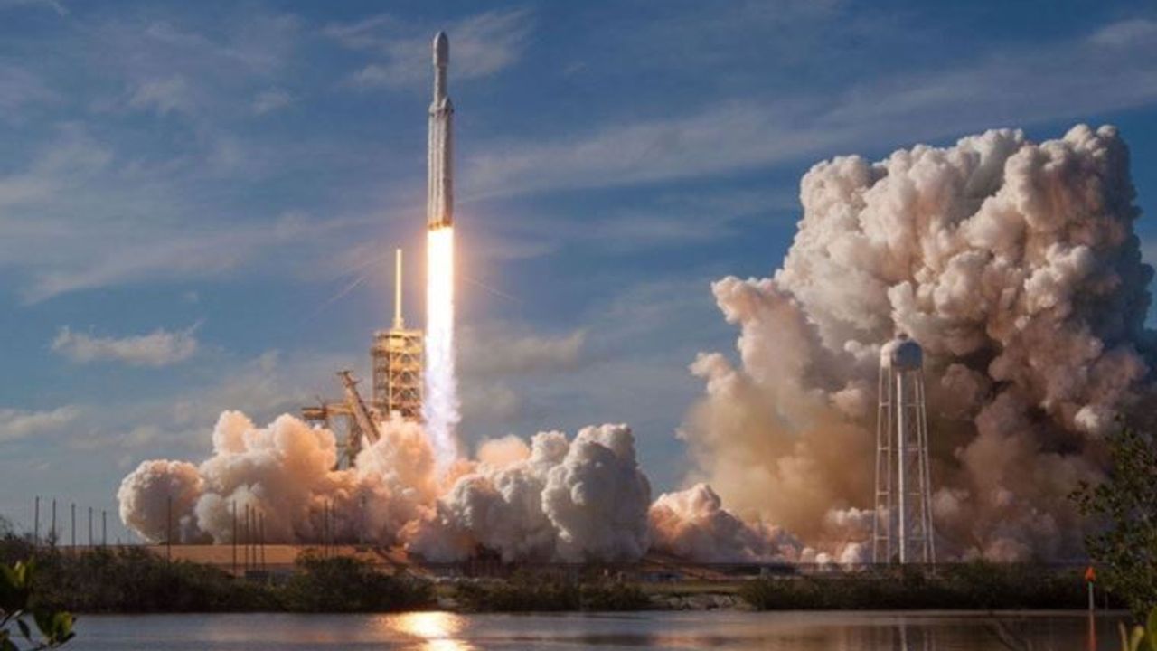 SpaceX roketi kontrolden çıktı: Ay’a doğru gidiyor