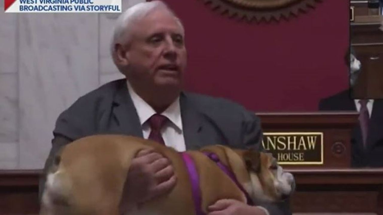 ABD'de bir vali kürsüye köpeğiyle çıktı: 'Size bir çift lafı var'
