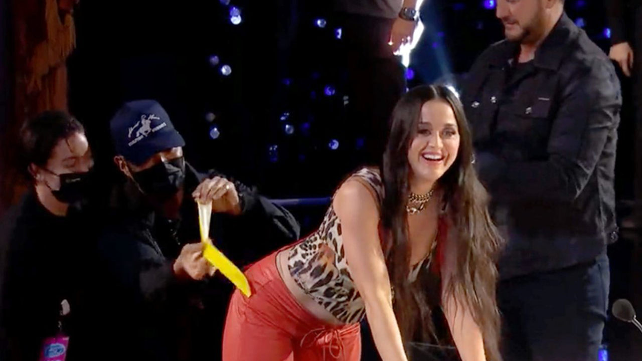 Katy Perry'nin pantolonu yırtıldı, bantla kapattılar