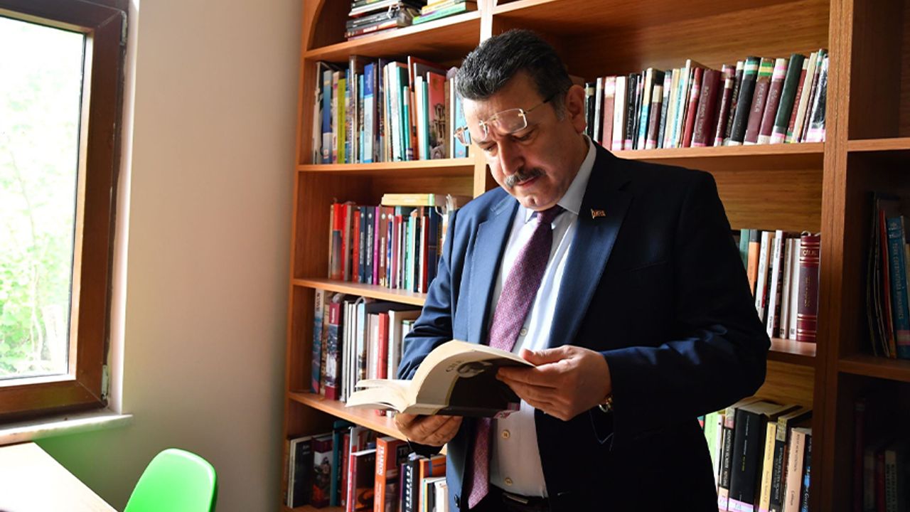 Ahmet Metin Genç, Akyazı Kütüphanesinde incelemelerde bulundu