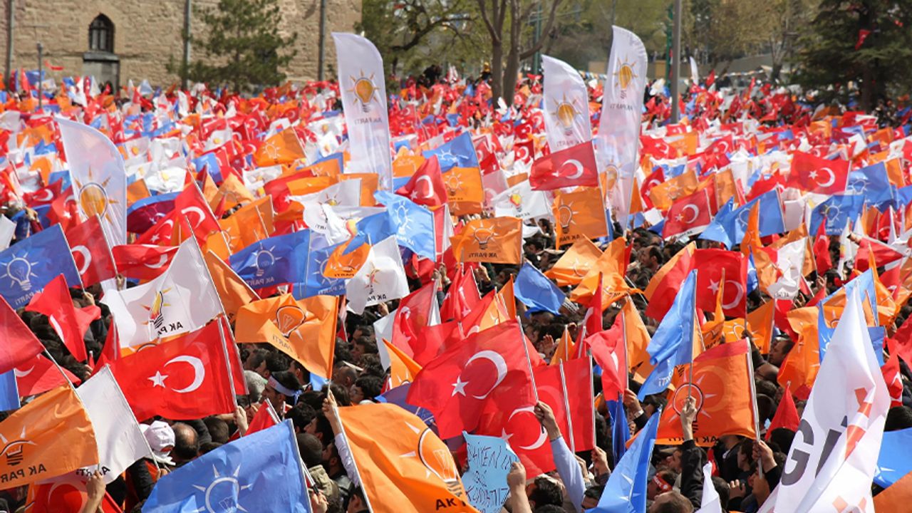AK Parti, 412 kişinin istifa edip İYİ Parti'ye geçtiği iddialarını yalanladı.