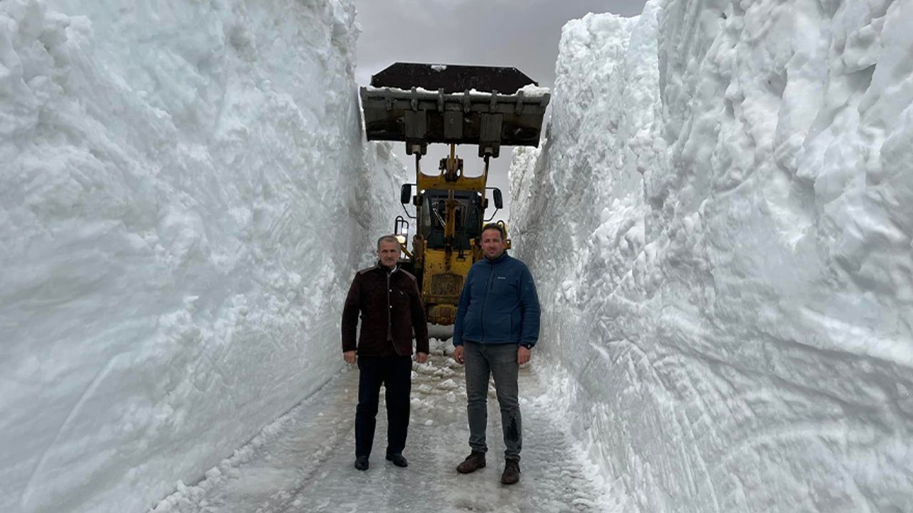Bayburt-Trabzon arasındaki trafiğe kapalı yolda kar 6 metreyi buldu